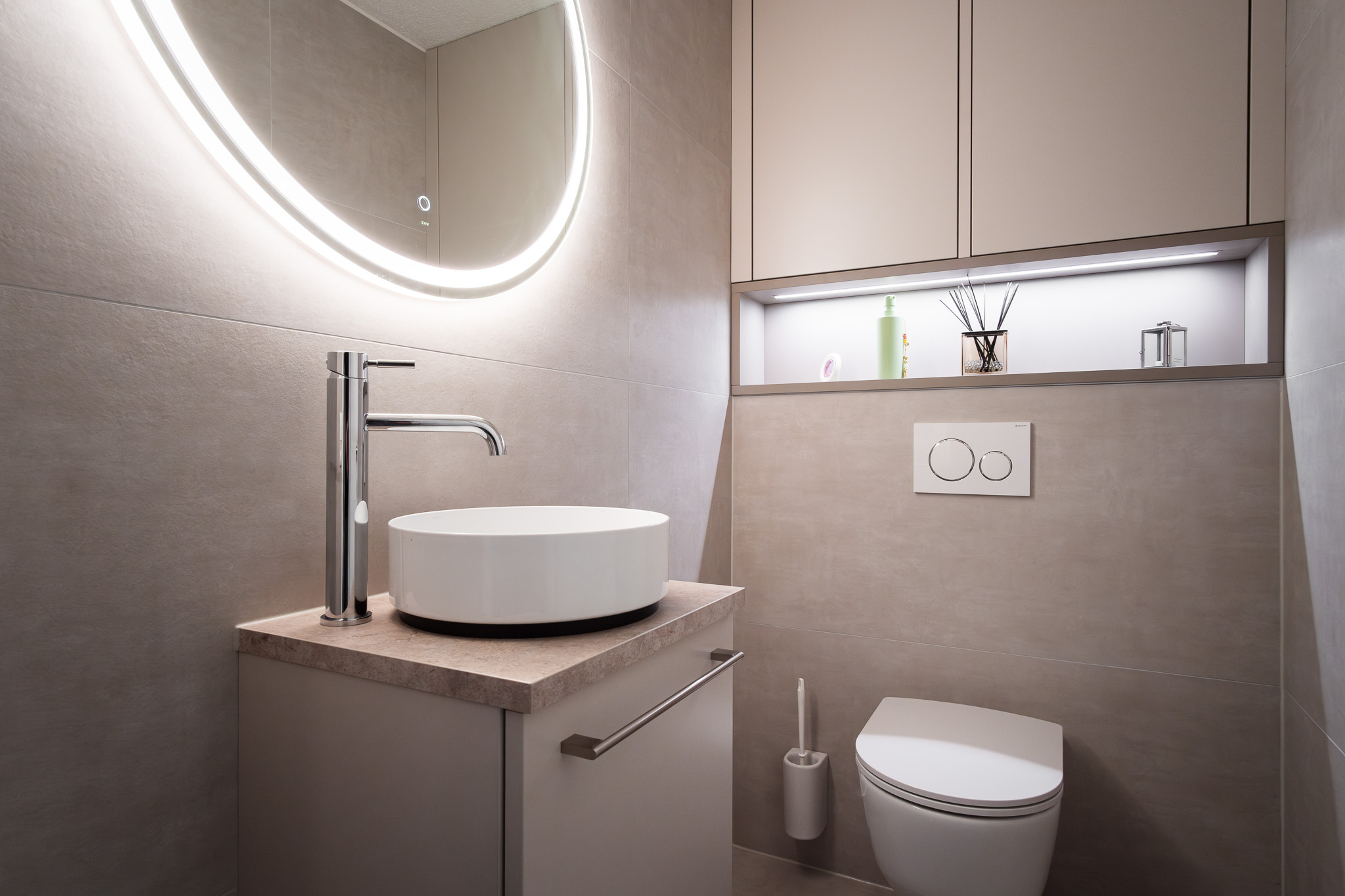 Modernes Gäste-WC mit Lavabo
